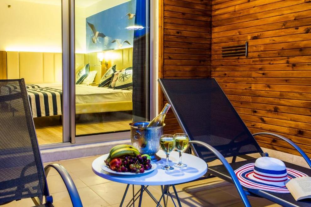 Eftalia Marin - Dublex Swimup Room - Doris-bg.com Eftalia Marin - Dublex Swimup Room